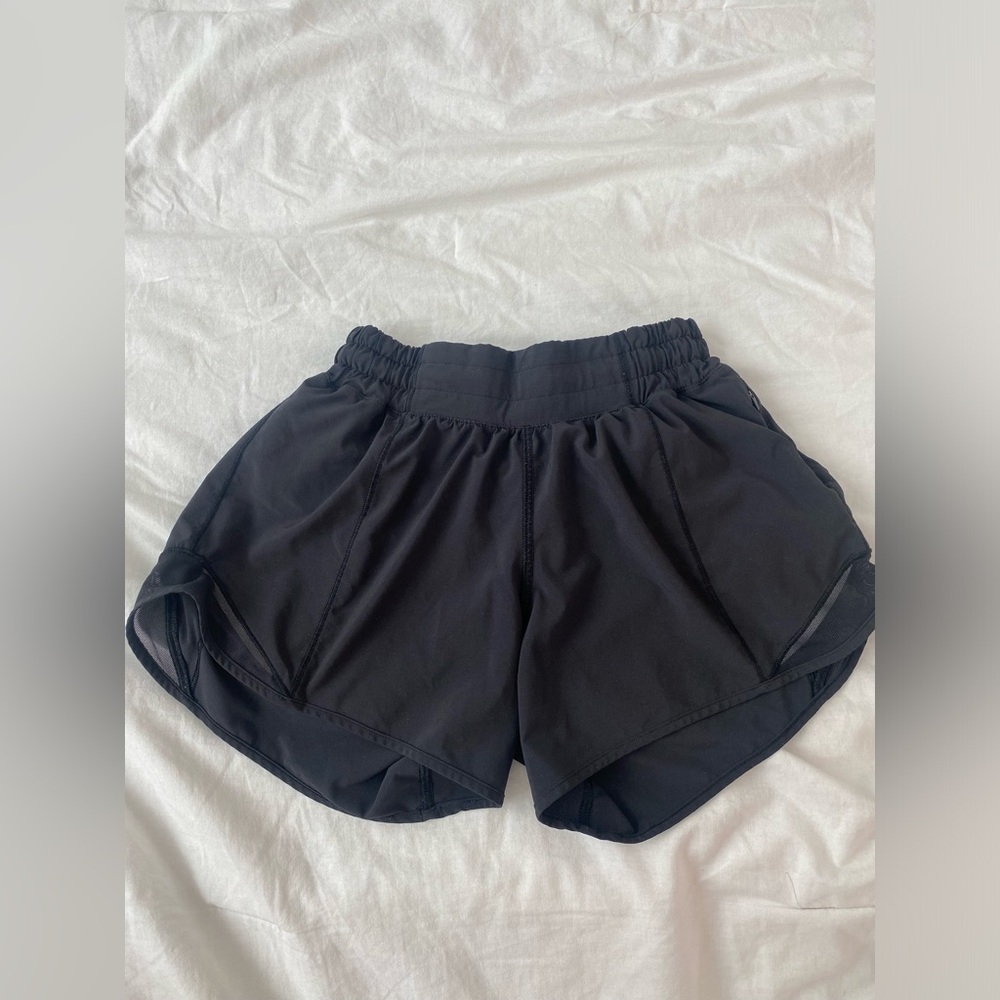 Lululemon low-rise black 4” hotty hots